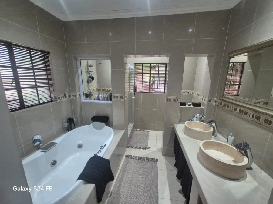 4 Bedroom Property for Sale in Safari Gardens North West